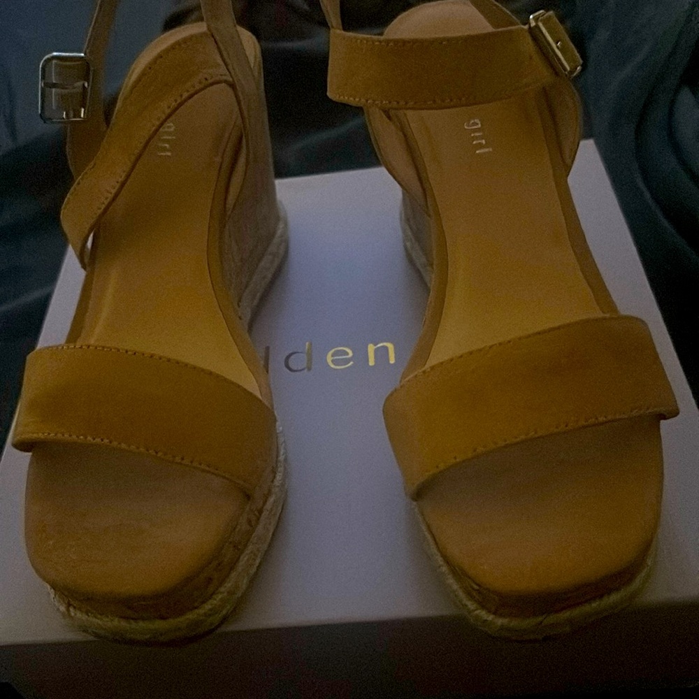 NEW MADDEN GIRL maddison wedged sandal in tan